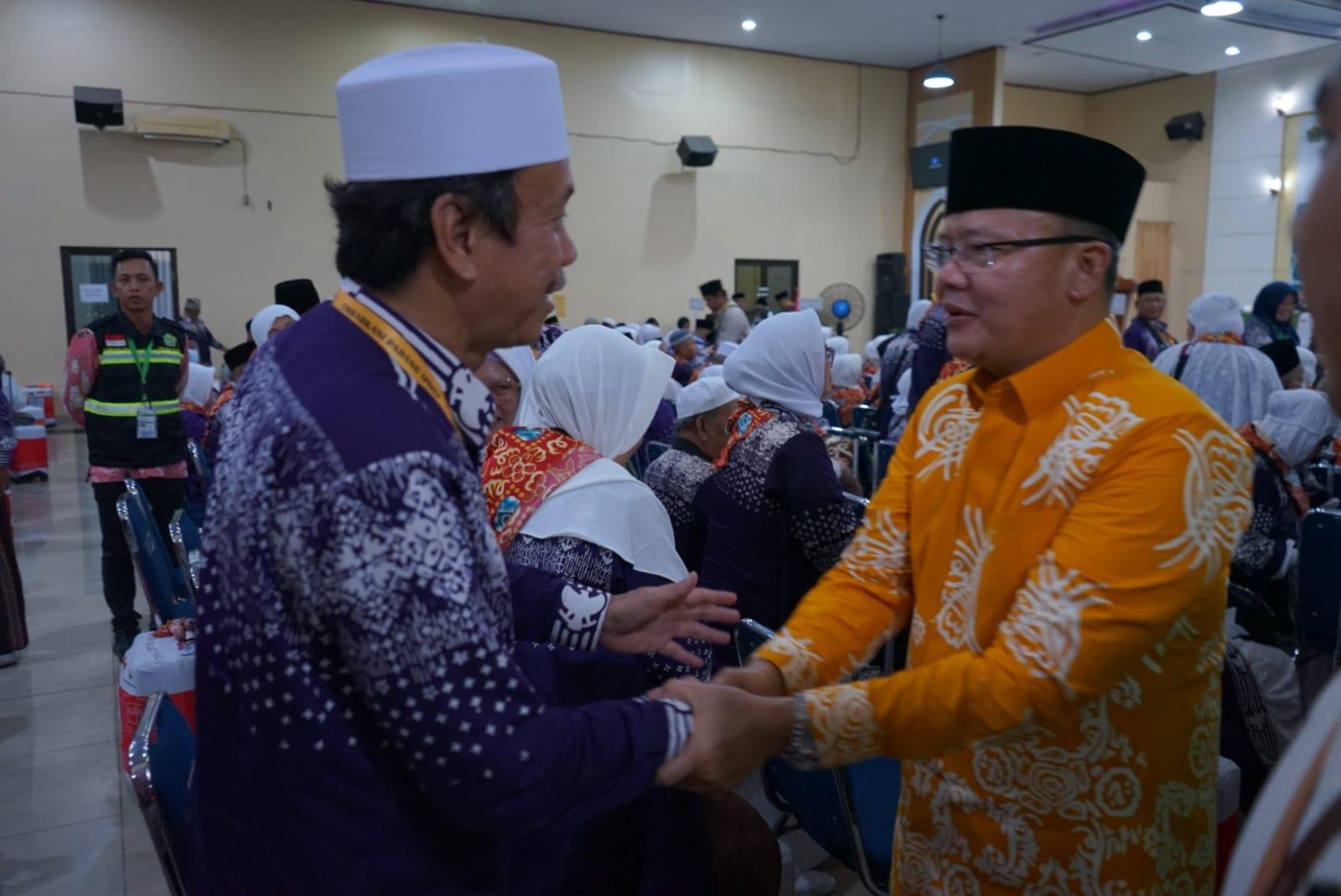 Gubernur Bengkulu, Rohidin Mersyah melepas keberangkatan 391 CJH Bengkulu kloter pertama menuju embarkasi Padang, Sumbar.(Foto/Pemprov Bengkulu)