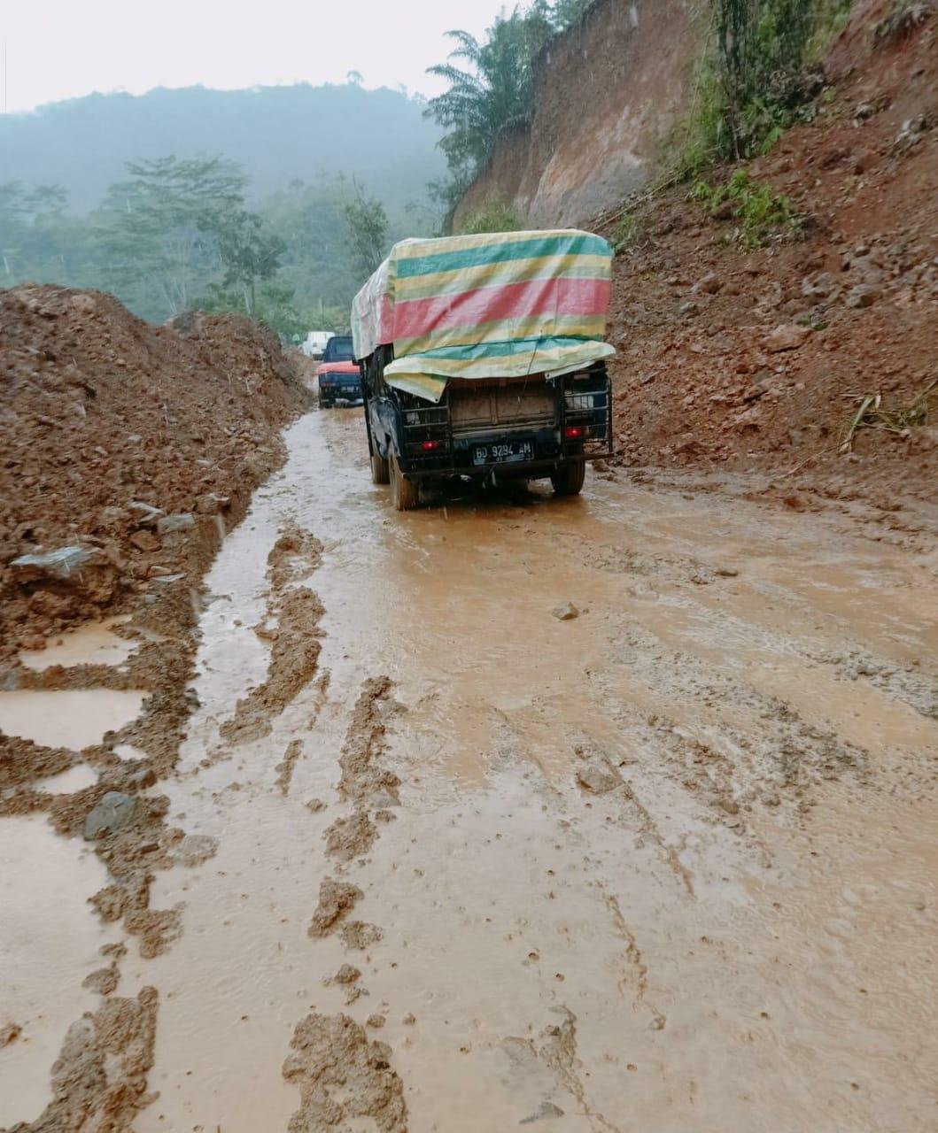 Arus Lalin Curup-Muara Aman Kembali Normal Arus transportasi Curup-Muara Aman sudah kembali normal setelah pihak BPBD Bengkulu bersama instansi terkait berhasil menyingkirkan timbunan tanah longsor di badan jalan di Desa Talang Ratu, Kecamatan Rimbo Pengadang.(Foto/BPBD Bengkulu)