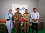 Asisten I Pemprov Bengkulu, Raden Ahmad Deny, Kepala Dinkes Bengkulu, Redwan Arief dan Kepala BKKBN Bengkulu, Zamhari foto bersama usai acara Talkshow BKKBN Provinsi Bengkulu, di Studio Production Center BKKBN setempat.(Foto/Pemprov Bengkulu)