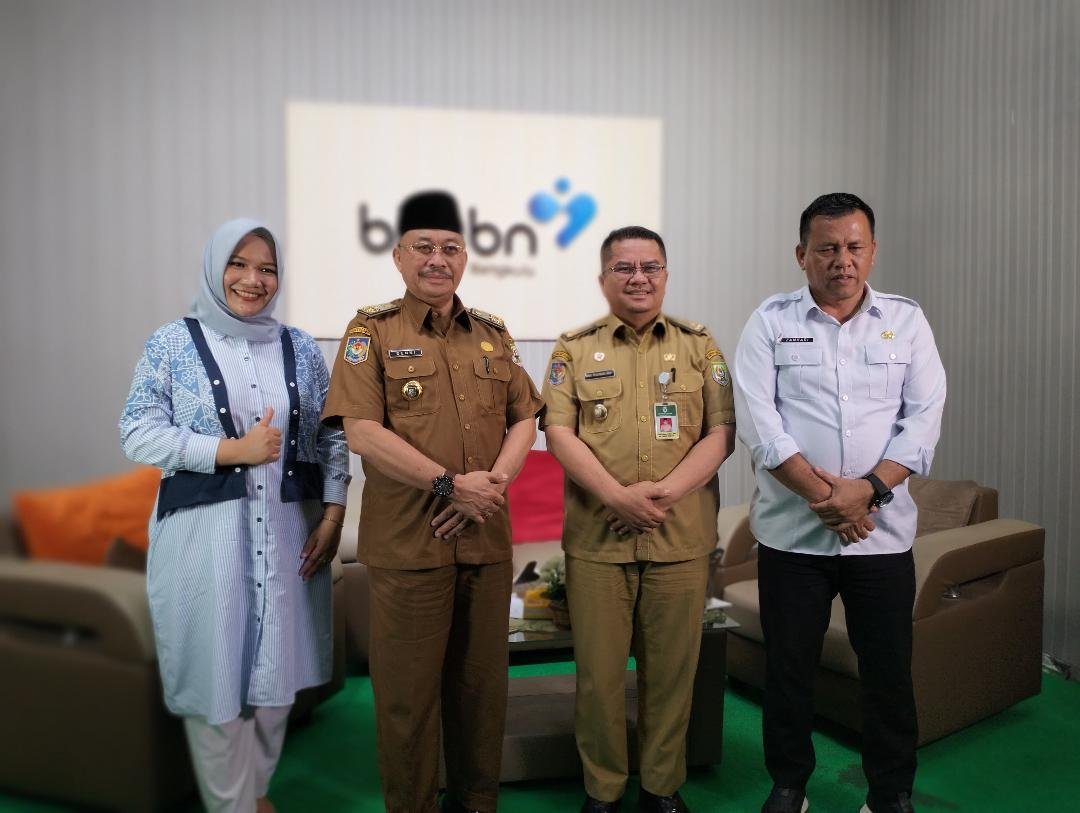 BKKBN Bengkulu Gerak Stunting Asisten I Pemprov Bengkulu, Raden Ahmad Deny, Kepala Dinkes Bengkulu, Redwan Arief dan Kepala BKKBN Bengkulu, Zamhari foto bersama usai acara Talkshow BKKBN Provinsi Bengkulu, di Studio Production Center BKKBN setempat.(Foto/Pemprov Bengkulu)