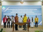 Bantuan Parpol Gubernur Bengkulu, Rohidin Mersyah menyerahkan bantuan parpol kepada Pengurus Partai Golkar Provinsi Bengkulu.(Foto/Pemprov Bengkulu)