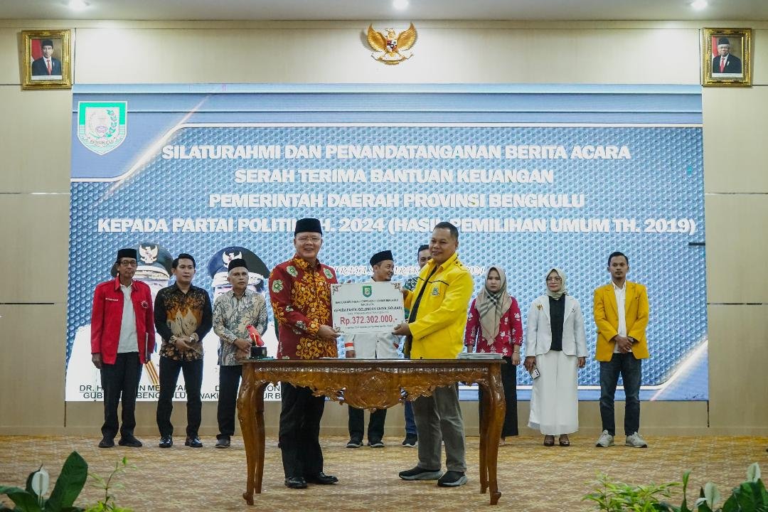 Bantuan Parpol Gubernur Bengkulu, Rohidin Mersyah menyerahkan bantuan parpol kepada Pengurus Partai Golkar Provinsi Bengkulu.(Foto/Pemprov Bengkulu)