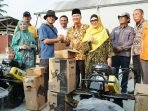 Gubernur Bengkulu, Rohidin Mersyah menyerahkan bantuan Alsintan, termasuk pompa air kepada kelompok tani di Bengkulu beberapa waktu lalu.(Foto/Dokumen)