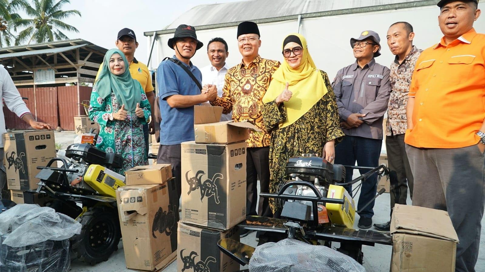 Gubernur Bengkulu, Rohidin Mersyah menyerahkan bantuan Alsintan, termasuk pompa air kepada kelompok tani di Bengkulu beberapa waktu lalu.(Foto/Dokumen)