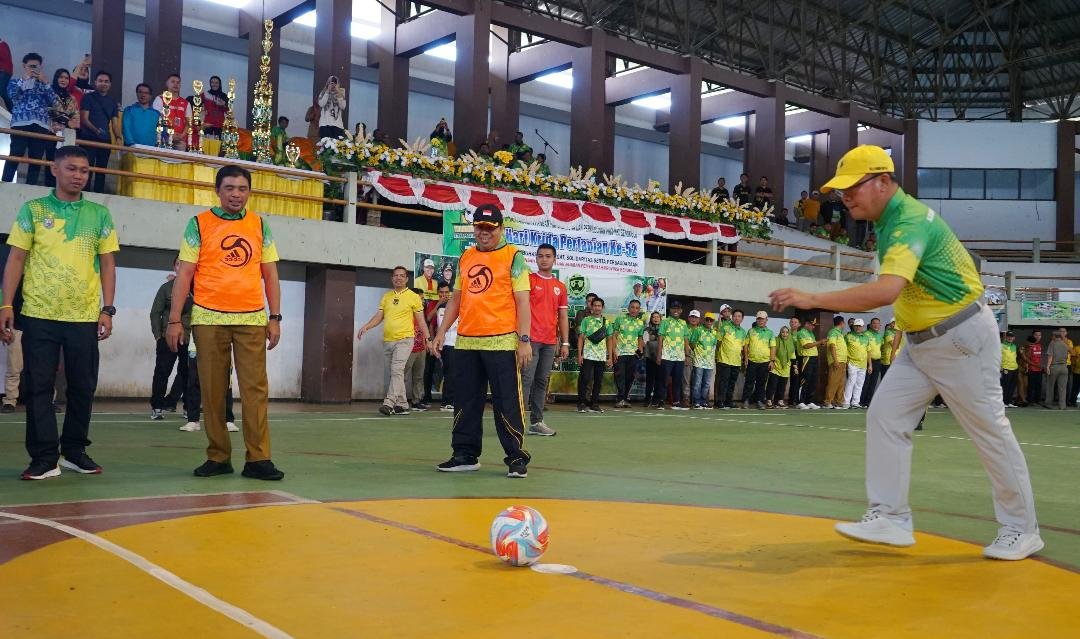 Gubernur Bengkulu,Rohidin Mersyah menendang bola saat membuka ternamen futsal antar OPD dilingkup Pemprov Bengkulu dalam rangka memperingati Hari Krida Pertanian tahun 2024.(Foto/Pemprov Bengkulu)