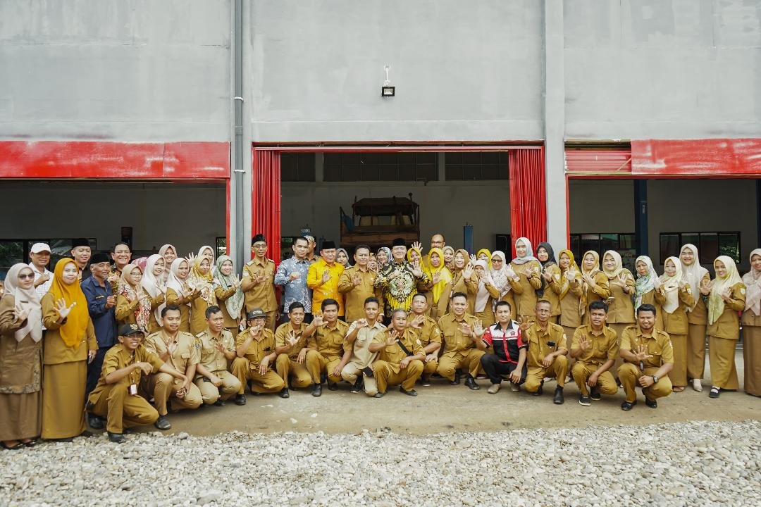 Gubernur Bengkulu Rohidin Mersyah dan Kepala Dinas Dikbud Bengkulu foto bersama Kepala Sekolah, Komite dan guru serta staf administrasi SMKN 5 Bengkulu Utara.(Foto/Pemprov Bengkulu)