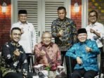 Gubernur Bengkulu, Rohidin Mersyah foto bersama usai menghadiri talk show di stasiun TVRI Benfgkulu menyambut Harganas ke-31 tahun 2024. (Foto/Pemprov Bengkulu)