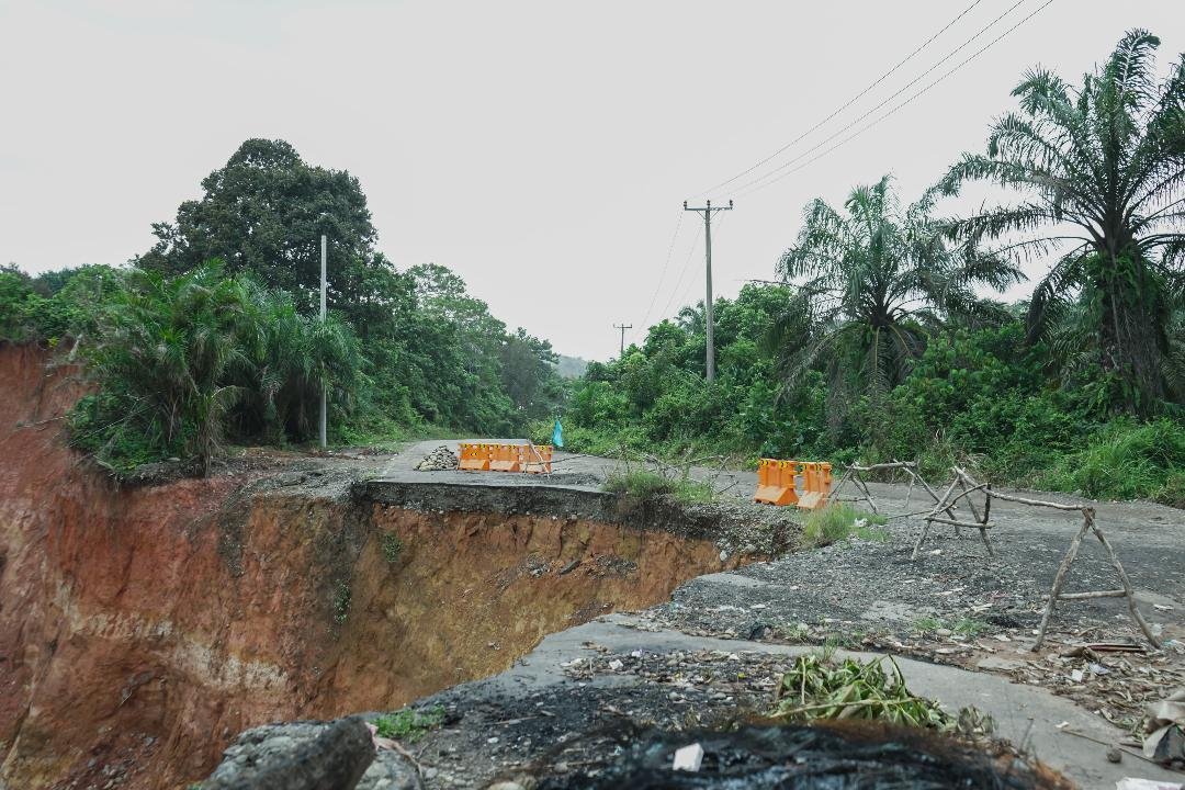 Badan jalan nasional di wilayah Bengkulu Utara nyaris putus akibat terkikis abrasi pantai Ketahun. Pemprov Bengkulu berharap masalah abrasi dapat diatasi pihak Balai Sungai Sumatera VII Bengkulu.(Foto/Pemprov Bengkulu)