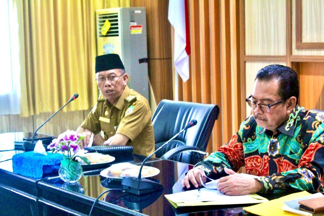 Kawasan Kuliner KHAS Bengkulu Asisten III Pemprov Bengkulu, Nandar Munadi dan Direktur Eksekutif KDEKS Bengkulu, Ridwan Nurazi pimpin rapat pengalihan pusat kuliner Pantai Panjang menjadi kawasan KHAS.(Foto/Pemprov Bengkulu)