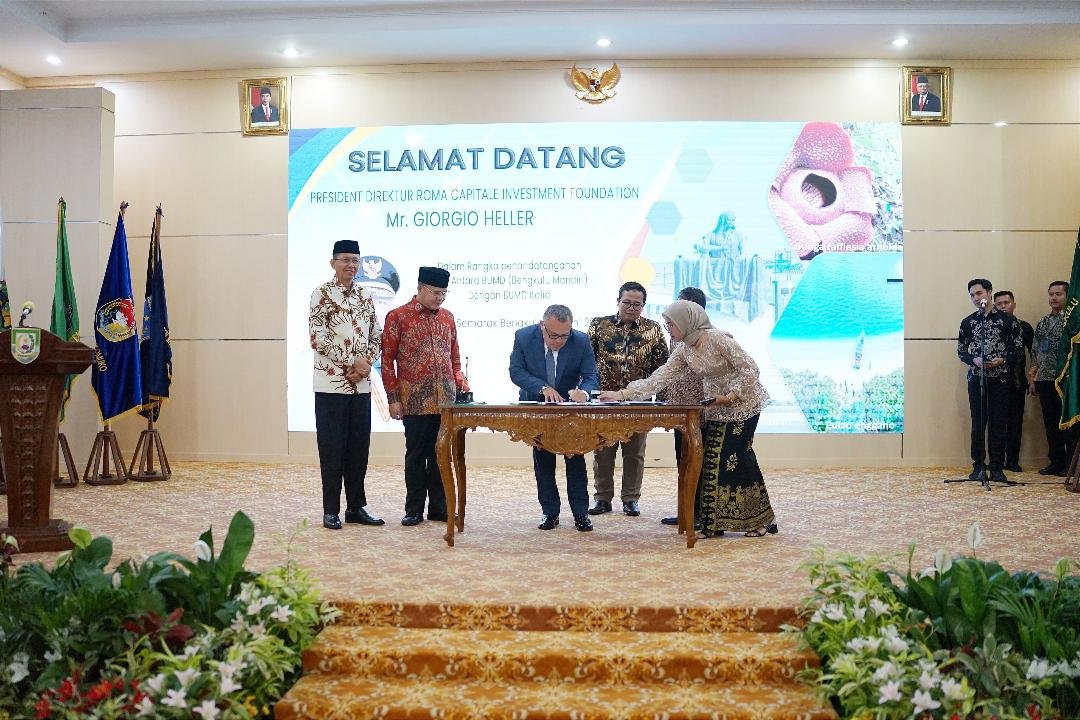 Gubernur Bengkulu, Rohidin Mersyah dan Sekda Bengkulu, Isnan Fajri menyaksikan penandatangan naskah kerja sama BUMD Bengkulu Mandiri dan Investor Italia, di Balai Raya Semarak Bengkulu.(Foto/Pemprov Bengkulu)