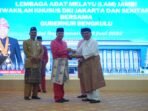 LAM dan BMA Bengkulu Buka akses Jalan Gubernur Bengkulu, Rohidin Mersyah memberikan cindra mata kepada Pemngurus LAM Jambi, Zainal Abidin saat menggelar pertemuan di Balai Raya Semarak Bengkulu terkait dukungan membuka koniktivitas Bengkulu-Jambi (Foto/Pemprov Bengkulu)