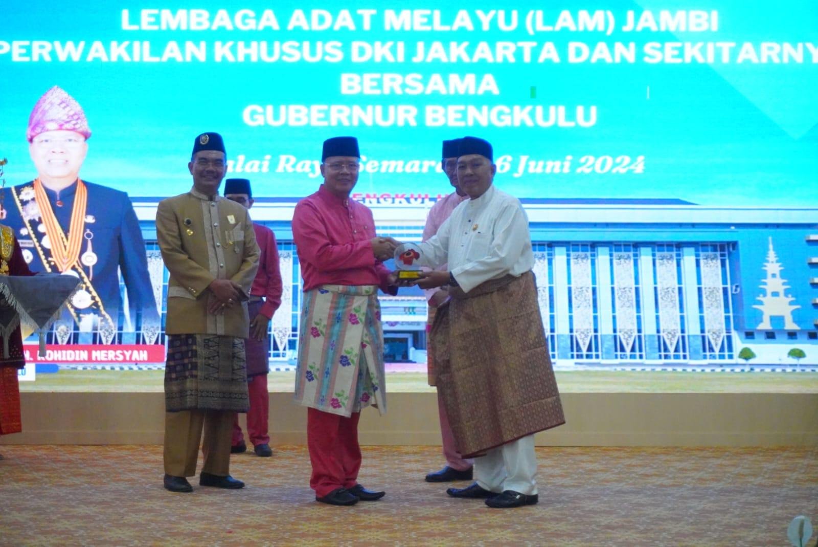 Gubernur Bengkulu, Rohidin Mersyah memberikan cindra mata kepada Pemngurus LAM Jambi, Zainal Abidin saat menggelar pertemuan di Balai Raya Semarak Bengkulu terkait dukungan membuka koniktivitas Bengkulu-Jambi (Foto/Pemprov Bengkulu)