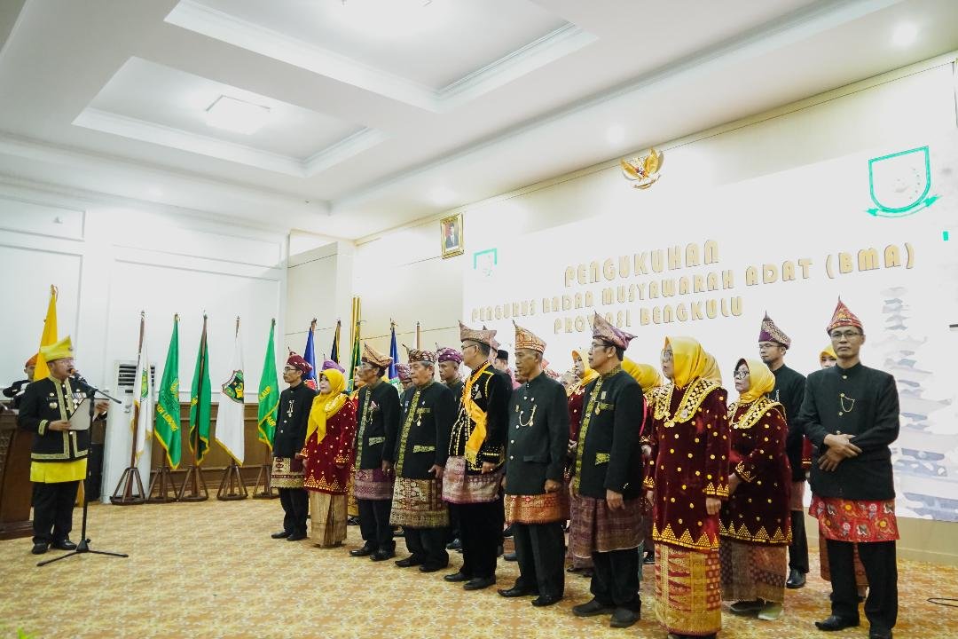 Gubernur Bengkulu Rohidin Mersyah melantik dan mengukuhkan Pengurus Badan Musyawarah Adat (NMA) Provinsi Bengkulu masa bakti 2024-2029, di Balai Raya Semarak Bengkulu.(Foto/Pemprov Bengkulu)