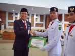 Paskibraka 2023 dibubarkan Sekda Provinsi Bengkulu, Isnan Fajri menyerahkan piagam penghargaan kepada anggota Paskibraka Provinsi Bengkulu 2023 setelah pasukan resmi ini dibubarkan.(Foto/Pemporov Bengkulu)