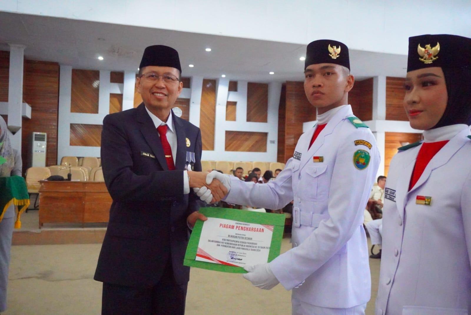 Paskibraka 2023 dibubarkan Sekda Provinsi Bengkulu, Isnan Fajri menyerahkan piagam penghargaan kepada anggota Paskibraka Provinsi Bengkulu 2023 setelah pasukan resmi ini dibubarkan.(Foto/Pemporov Bengkulu)