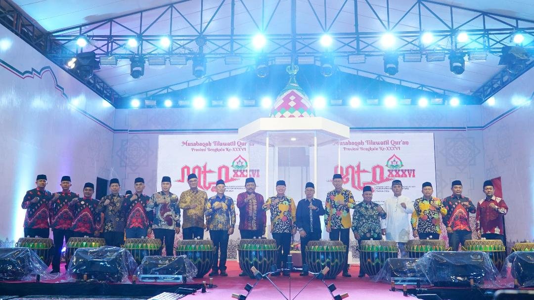 Pembukaan MTQ Bengkulu Utara Gubernur Bengkulu, Rohidin Mersyah dan beberapa bupati dan wali kota di Bengkulu foto bersama usai pembukaan MTQ ke-XXXVI tingkat Provinsi Bengkulu di Kabupaten Bengkulu Utara.(Foto/Pemprov Bengkulu)