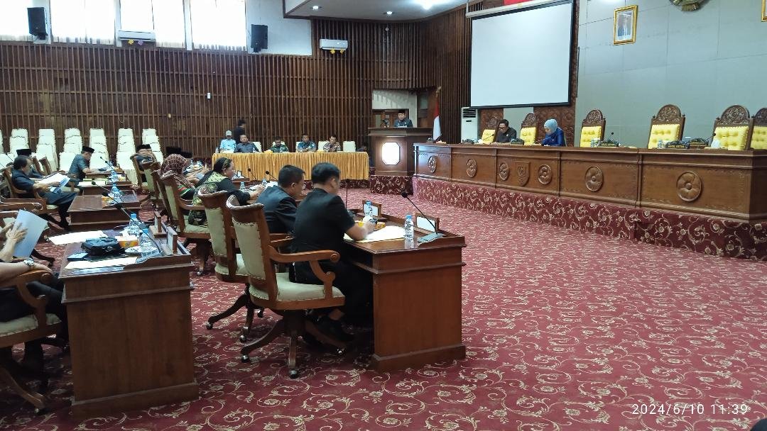 Gubernur Bengkulu Rohidin Mersyah diwakili Asisten I Pemprov Bengkulu, Khairil Anwar menyampaikan pendatas atas dua raperda inisiatif DPRD setempat.(Foto/Pemprov Bengkulu)