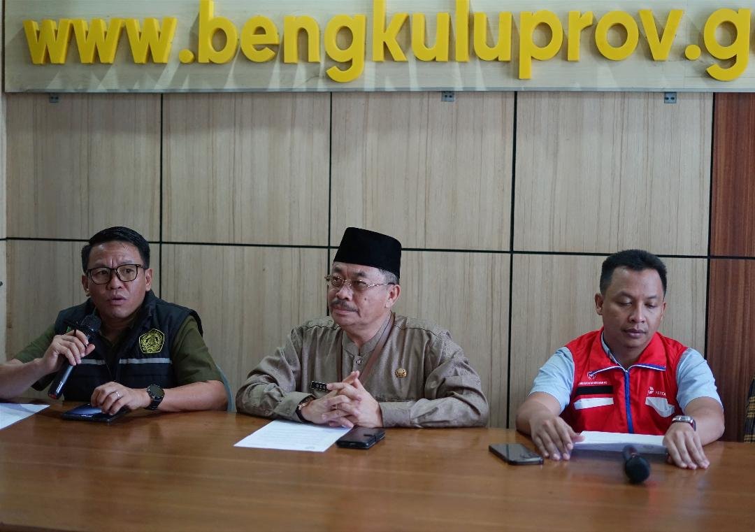 Kepala Dinas SDM Bengkulu, Doni Swabuana (kiri), Asisten II Pemprov Bengkulu, Raden Ahmad Deni (tengah) dan Sales Area Manajer Wilayah Bengkulu Muhammad Farid Akbar memberikan keterangan pers terkit stok BBM di Bengkulu.(Foto/Pemprov Bengkulu)