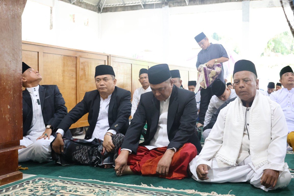 Kandidat bakal calon Bupati Bengkulu Tengah, Rahmat Riyanto (kedua kiri) dan Pj Bupati Bengkulu Tengah, Roni Heriyadi saat melaksanakan salat Iduladha 1445 Hijriyah di Desa Harapan Makmur, Pondok Kelapa.(Foto/MC Pemkab Benteng)