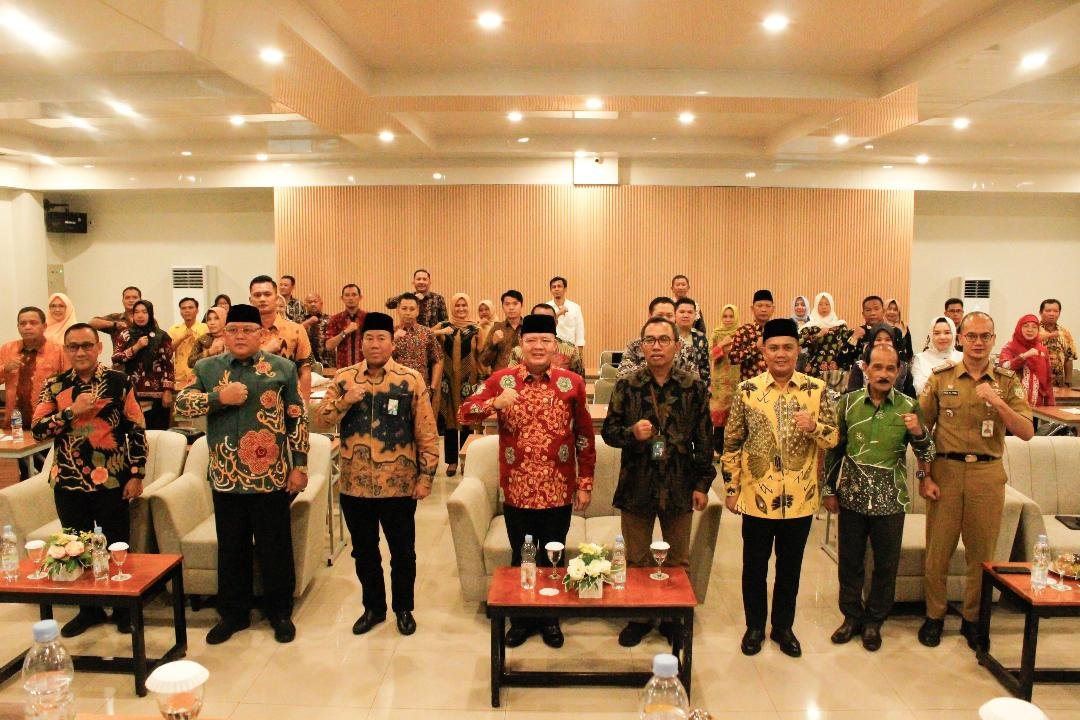 Gubernur Rohidin Mersyah foto bersama usai membuka rakor bidang ketenagakerjaan dan transmigrasi dalam rangka sinkronisasi arah kebijakan dalam penyusunan rencana kerja perangkat daerah (Penja-PD) tahun 2025.(Foto/Pemprov Bengkulu)