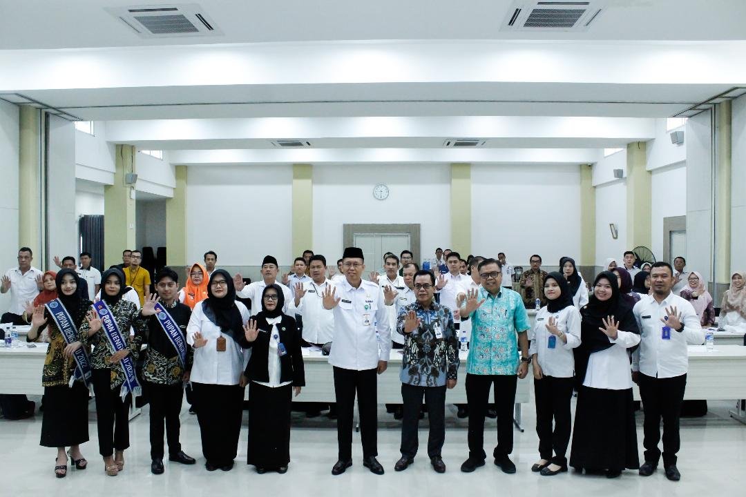 Sekdaprov Isnan Fajri foto bersama usai membuka rakor Pemetaan Program Pemberdayaan Masyarakat tahun 2024 terkait pemberantasan narkoba.(Foto/Pemprov Bengkulu)
