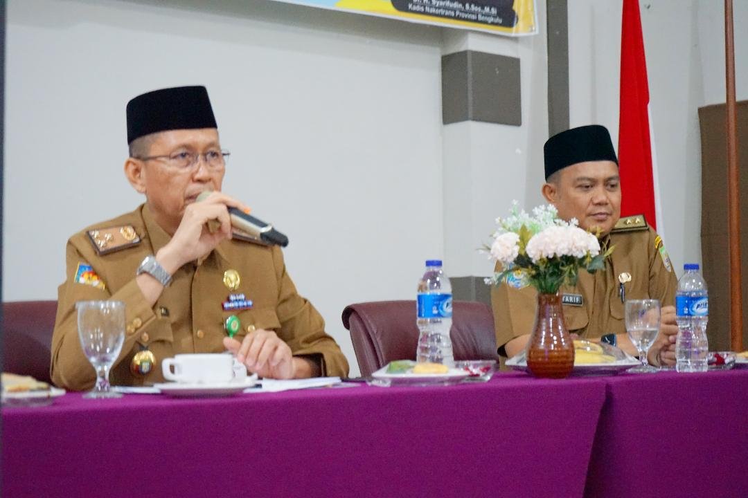 Sekda Bengkulu, Isnan Fajri didampingi Kadis Dinakertran Bengkulu, Syarifudin saat membuka acara sosialisasi keselamatan kerja dan kesehatan kerja (K3).(Foto/Pemprov Bengkulu)