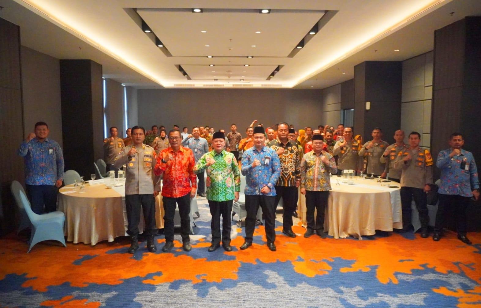 Sosialisasi Ombudsman Bengkulu Gubernur Bengkulu Rohidin Mersyah foto bersama usai membuka Sosialisasi Penilaian Kepatuhan Penyelenggaraan Pelayanan Publik Tahun 2024, Ombudsman Perwakilan Provinsi Bengkulu.(Foto/Pemprov Bengkulu)