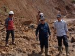 Wakil Bupati Lebong, Farurozi meninjau jalan longsor di Desa Talang Ratu, Kecamatan Rimbo Pengadang, Kabupaten Lebong.(Foto/Dokumen)