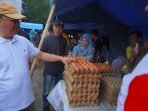 Tinjau Pasar Murah Se,mbakoi Asisten II Pemprov Bengkulu, Raden Ahmad Denny meninjau lokasi pasar murah sembako di depan halaman stadion Semarak Bengkulu,yang digelar TPID Bengkulu guna menekan kenaikan inflasi menjelang Iduladha 1445 Hijriyah.(Foto/Pemprov Bengkulu)