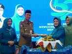 nasi tumpeng Sekda Bengkulu Ketua TP PKK Provinsi Bengkulu, Derta Rohidin menyerahkan tumpeng kepada Sekdaprov Bengkulu, Isnan Fajri memperingati Hari Kesatuan Gerak (HKG) Pemberdayaan dan Kesejahtreraan Keluarga (PKK) tahun 2024.(Foto/Pemprov Bengkulu)