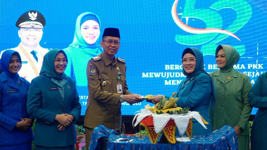 Ketua TP PKK Provinsi Bengkulu, Derta Rohidin menyerahkan tumpeng kepada Sekdaprov Bengkulu, Isnan Fajri memperingati Hari Kesatuan Gerak (HKG) Pemberdayaan dan Kesejahtreraan Keluarga (PKK) tahun 2024.(Foto/Pemprov Bengkulu)