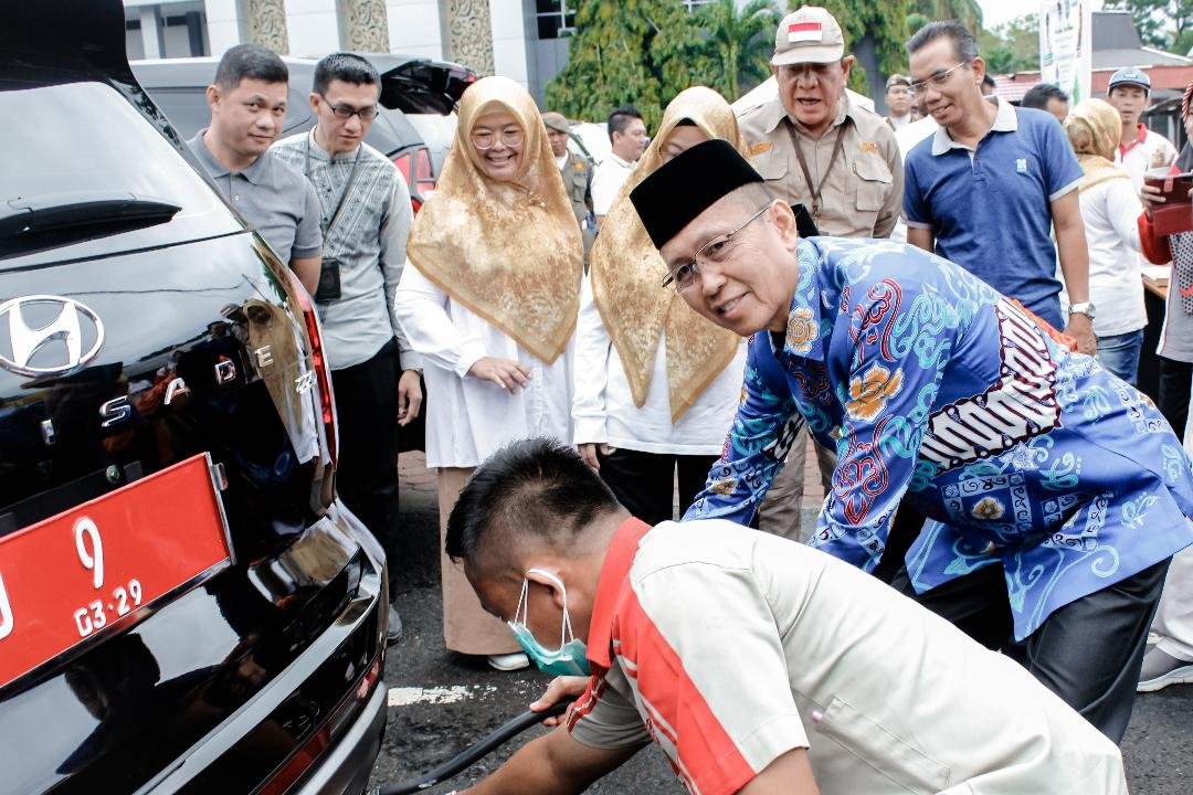 Sekda Bengkulu, Isnan Fajri menyaksikan langsung uji emisi kendaraan dinasnya di halaman kantor Gubernur Bengkulu dalam rangka memperingati hari lingkungan hidup sedunia.(Foto/Pemprov Bengkulu)