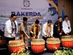 Asisten II Pemprov Bengkulu, Raden Ahmad Deny bersama Ketua APERSI Bengkulu, Junaidi Abdilah diikuti undangan lainya menanbuh dol pada acara rapat kerja APERSI Bengkulu tahun 2024.(Foto/Pemprov Bengkulu)