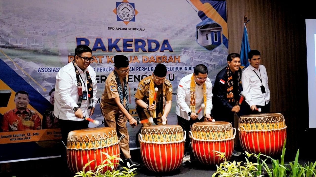 Asisten II Pemprov Bengkulu, Raden Ahmad Deny bersama Ketua APERSI Bengkulu, Junaidi Abdilah diikuti undangan lainya menanbuh dol pada acara rapat kerja APERSI Bengkulu tahun 2024.(Foto/Pemprov Bengkulu)