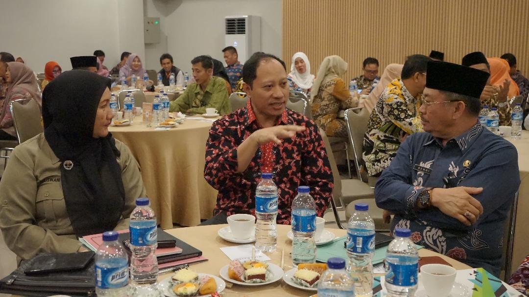 Angka Kemiskinan Ekstrem Bengkulu Kepala Bappeda Bengkulu, Yuliswani (kiri) dan Asisten II Pemprov Bengkulu, Raden Ahmad Deny (kanan) berdiskusi terkait penurunan angka kemiskinan ekstrem di Bengkulu.(Foto/Pemprov Bengkulu)