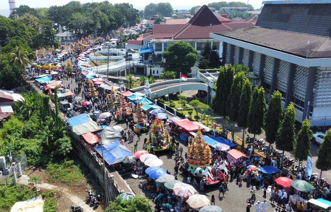 Ribuan warga Kota Bengkulu turun ke jalan mengiringi arak-arakan tabut terbuang pada 10 Muharam. Acara ini dilepas langsung Gubernur Bengkulu Rohidin Mersyah di Balai Raya Bengkulu.(Foto/Humas Pemprov Bengkulu)