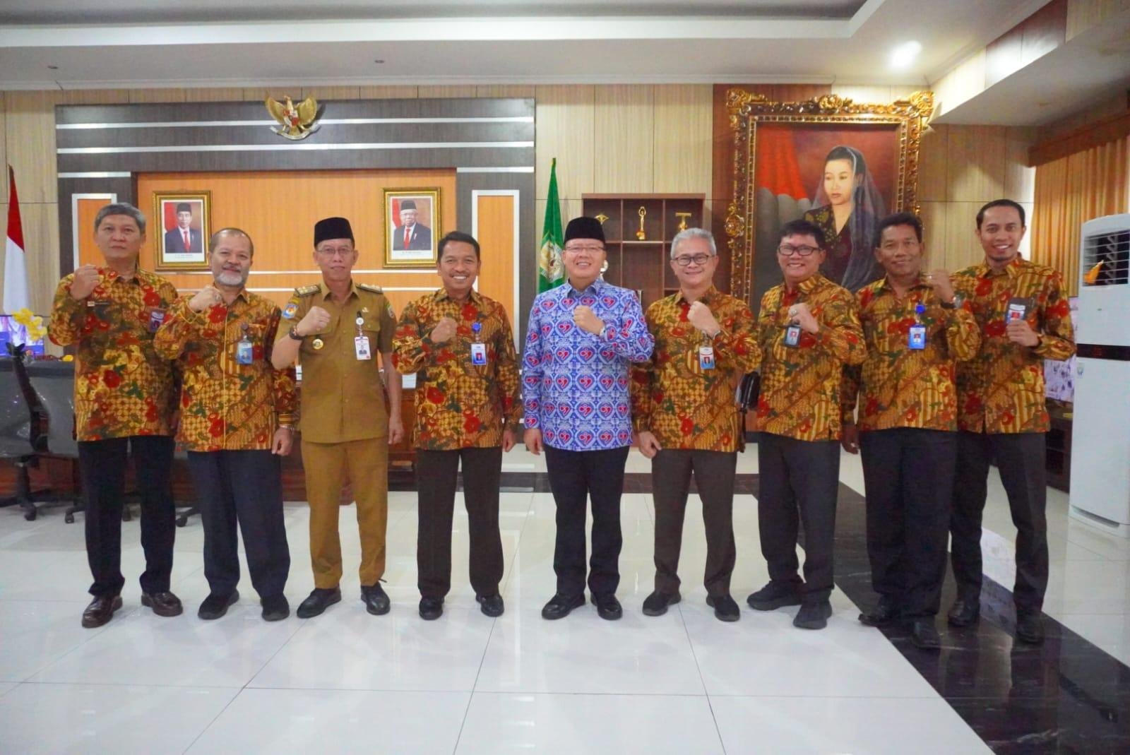 Audensi BPKP Bengkulu Gubernur Bengkulu, Rohidin Mersyah foto bersama usai menerima laporan evaluasi kerja dari BPKP Bengkulu, bertempat diruang kerjanya, Selasa tanggal 23 Juli 2024. (Foto:Humas Pemprov Bengkulu)