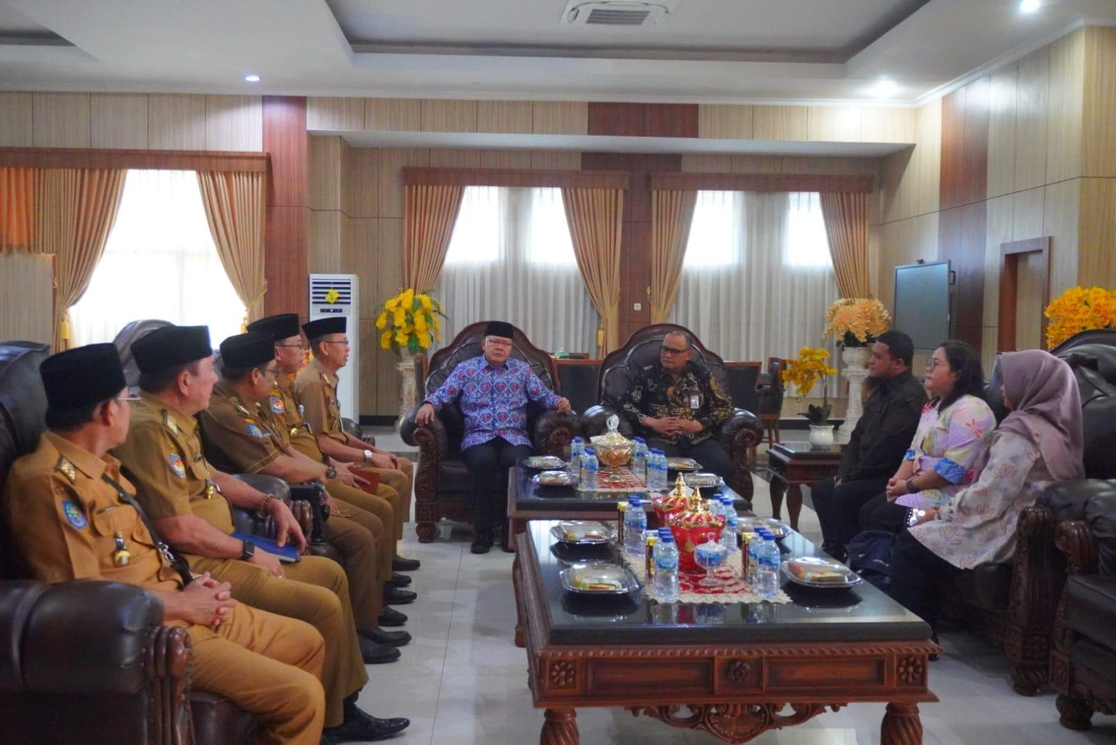 Audensi Korsup KPK RI Gubernur Bengkulu, Rohidin Mersyah didampingi sejumlah pejabat dilingkup Pemprov Bengkulu menerima audensi Korsup KPK-RI di ruang kerjanya, Selasa tanggal 23 Juli 2024.(Foto : Humas Pemprov Bengkulu)