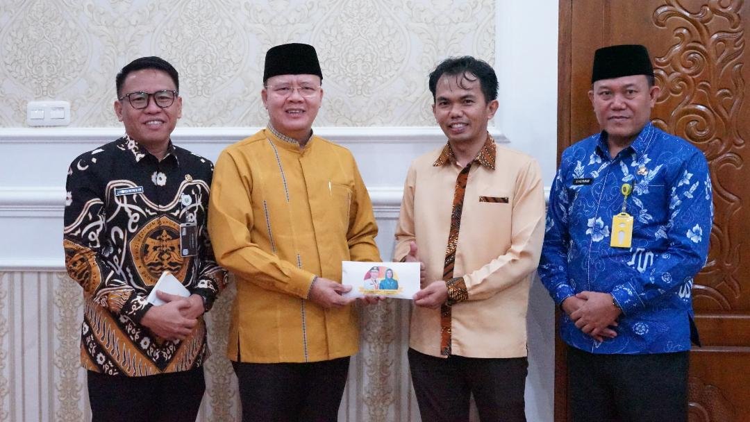 Gubernur Bengkulu Rohidin Mersyah didampingi Kadis Distamben Bengkulu, Doni Suabuana dan Kepala Diknas Bengkulu, Saidirman menerima ASN Distammben Rengki Yasepta yang mendapat beasiswa S2 diluar negeri.(Foto/Pemprov Bengkulu)