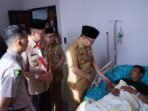Gubernur Bengkulu, Rohidin Mersyah didampingi Sekdaprov Bengkulu, Isnan Fajri dan Kepala Dinkes Bengkulu, Redhawan Arif membesuk warga korban penembakan di PT Agrisinal, Bengkulu Utara yang menjalani perawatan di RS Bhayangkara, Bengkulu.(Foto/Pemprov Bengkulu)