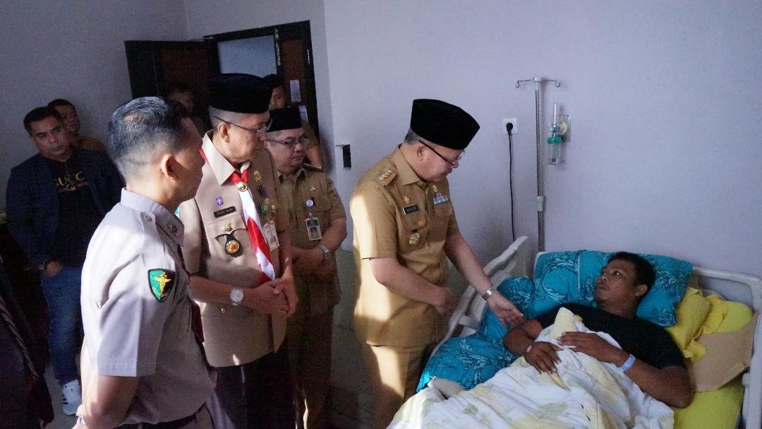 Gubernur Bengkulu, Rohidin Mersyah didampingi Sekdaprov Bengkulu, Isnan Fajri dan Kepala Dinkes Bengkulu, Redhawan Arif membesuk warga korban penembakan di PT Agrisinal, Bengkulu Utara yang menjalani perawatan di RS Bhayangkara, Bengkulu.(Foto/Pemprov Bengkulu)