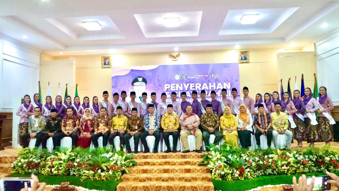Gubernur Bengkulu Rohidin Mersyah foto bersama 15 pasang finalis Bujang Gadis Bengkulu tahun 2024.(Foto/Pemprov Bengkulu)
