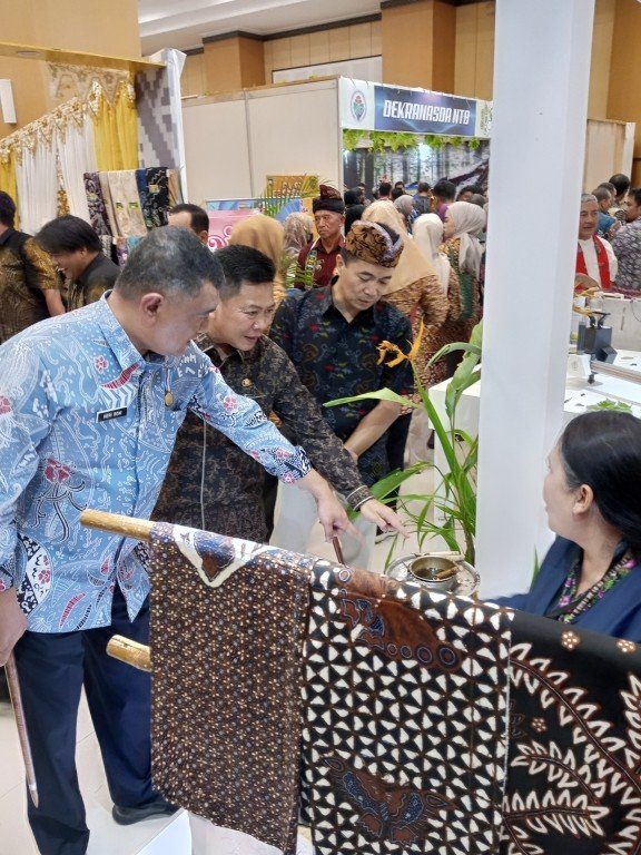 Penjabat Bupati Bengkulu Tengah, Haryadi Roni meninjau stand bazar GTTN tahun 2024 di Islamic Center Mataram, Provinsi NTB usai pembukaan acara GTTGN pada tanggal 15 Juli lalu.(Foto : MC Pemkab Benteng)