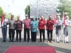 Bupati dan Sekda Benteng Pj Bupati Benteng Heriyandi Roni, Sekda Rahmat Riyanto, Kajari Firman dan pejabat lainnya dari instansi terkait foto bersama usai upacara penyerahan bendera merah putih di kantor pemkab setempat, Rabu (31 Juli 2024.(Foto : Humas Pemkab Benteng)