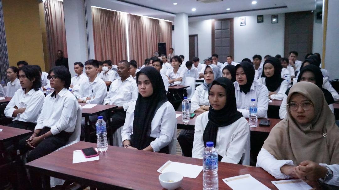 Diklat Nelayan Sejumlah masyarakat nelayan mengikuti Diklat antisipasi kecelakaan kapal dilaut diselenggaranakn Poltek Banten dan KSOP III Bengkulu, Senin tanggal 22 Juli 2024.(Foto : Humas Pemprov Bengkulu)