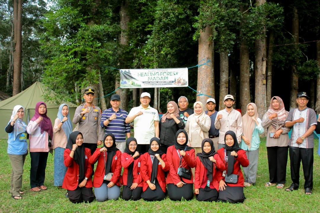 Gubernur Bengkulu Rohidin Mersyah foto bersama mahasiswa IAIN Curup tengah KKN usai melakukan diskusi tentang penyelamatan Harimau Sumatera di wilayah Jambi dan Bengkulu, di Desa Pal Delapan, Curup, Rejang Lebong, Kamis 25 Juni 2024.(Foto : Humas Pemprov Bengkulu)