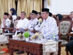 Sekdaprov Bengkulu Isnan Fajri bersama Kepala OPD dilingkup Pemprov mengkulu mengikuti evaluasi SAKIP tahun 2024 oleh Kemenpan RB secara daring.(Foto/Pemprov Bengkulu)
