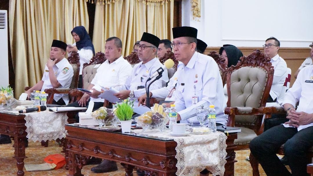 Sekdaprov Bengkulu Isnan Fajri bersama Kepala OPD dilingkup Pemprov mengkulu mengikuti evaluasi SAKIP tahun 2024 oleh Kemenpan RB secara daring.(Foto/Pemprov Bengkulu)