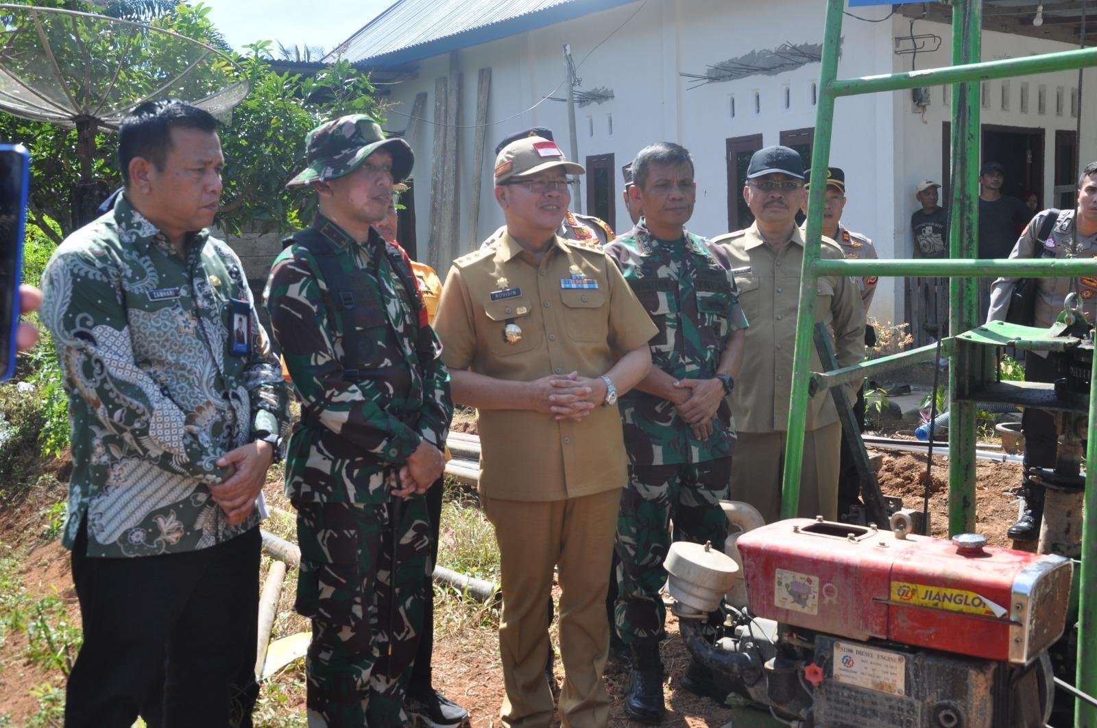 Gubernur Bengkulu, Rohidin Mersyah meninjau pembangunan fasilitas air berupa sumur bos yang dibangun TNI dan BKKBN pada kegiatan TMMD ke-121 di Kabupaten Rejang Lebong usai membuka kegiatan TMMD, Rabu 24 Juli 2024.(Foto : Humas BKKBN Bengkulu)