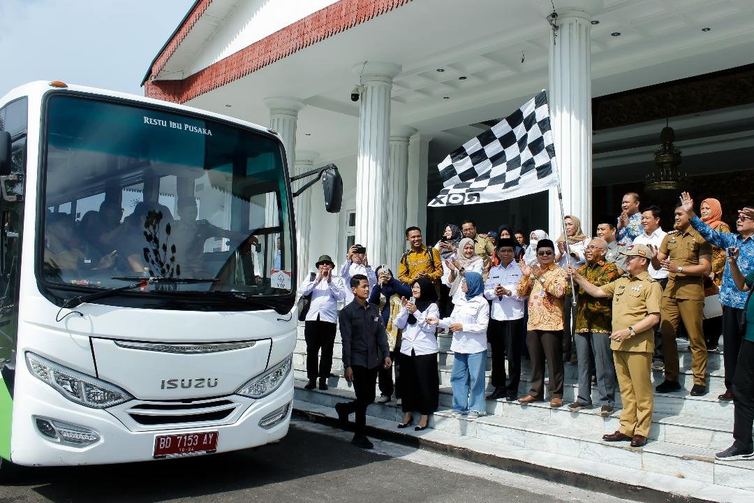 Guberur Bengkulu, Rohidin Mersyah melepas keberangkan 82 orang mahasiswa UGM dan Unib ke Enggano, Bengkulu Utara di Balai Raya Semarak Bengkulu untuk menjalani KKN selama 40 hari.(Foto/Pem;prov Bengkulu)
